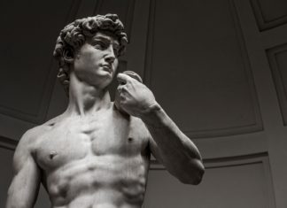 Italská kultura – slavné italské osobnosti a obyvatelstvo Michelangelova socha Davida | quixoticsnd/123RF.com