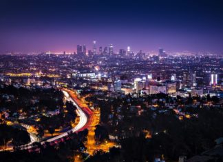 Los Angeles – navštivte město andělů, filmů a zábavy Pohled na noční Downtown v Los Angeles | fieldsphotos/123RF.com