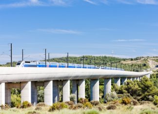 Doprava ve Francii Vlak TGV na železničním viaduktu | phbcz/123RF.com