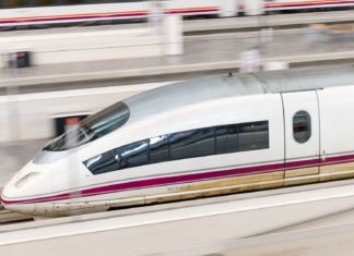 Doprava ve Španělsku Vysokorychlostní vlak Renfe Ave | herraez/123RF.com