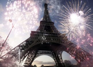 Proč jet na Silvestra do romantické Paříže? Eiffelova věž s ohňostrojem | erika8213/123RF.com