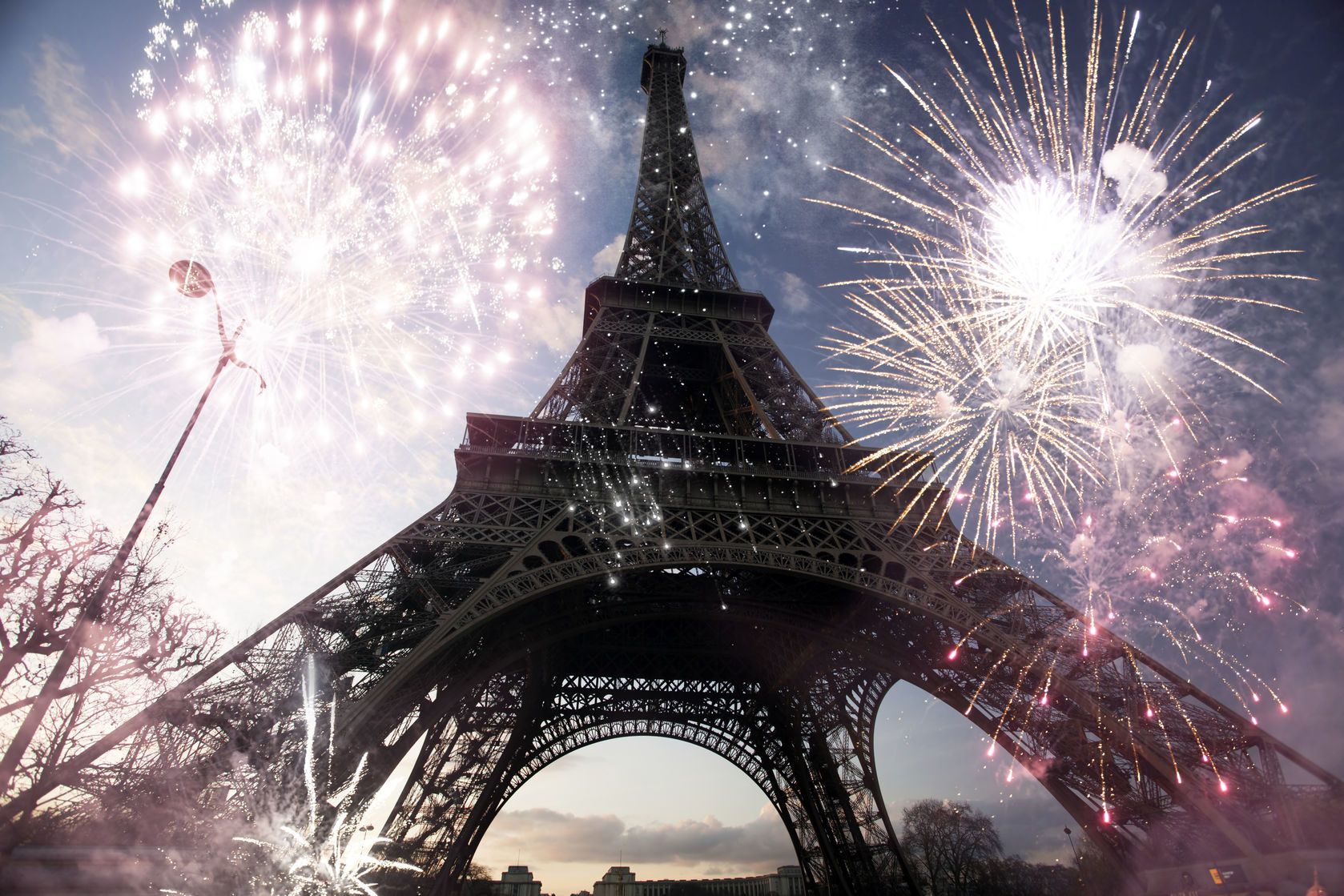 Eiffelova věž s ohňostrojem | erika8213/123RF.com