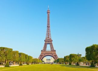 Eiffelova věž – symbol celé Paříže Eiffelova věž v Paříži | sborisov/123RF.com