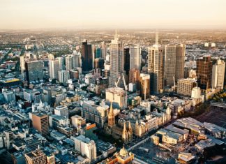 Melbourne – navštivte významné australské město státu Victoria Letecký pohled na Melbourne | duha127/123RF.com