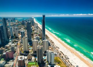 Gold Coast – „plážové město“ na australském zlatém pobřeží Pobřežní město Gold Coast v Austrálii | mvaligursky/123RF.com