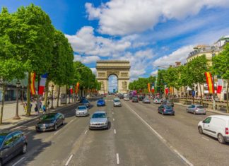 Vítězný oblouk a Champs Élysées v Paříži Vítězný oblouk a Champs Élysées v Paříži | pxhidalgo/123RF.com