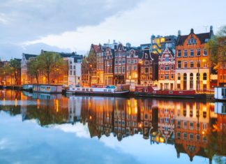 Z Prahy do Amsterdamu a zpět na víkend za 1098 Kč Noční pohled na Amsterdam | andreykr/123RF.com