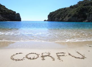 First Minute: Korfu tam i zpět na 8 dní za 3300Kč (letenky + hotel) Pláž na Korfu | viperagp/123RF.com