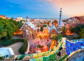 Barcelona z Katowic a zpět za 580 Kč Park Güell v Barceloně | masterlu/123RF.com