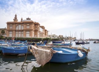 Zpáteční letenky do Itálie: Bari – Praha od 1058 Kč Divadlo Margherita a rybářské loďky v Bari | eunika/123RF.com