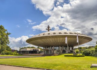 Holandsko: Eindhoven z Prahy od 216 Kč! Evoluon budova v Eindhovenu | bbsferrari/123RF.com