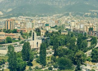 Tirana – památky a zajímavá místa Jarní výhled na město Tirana | boytsovalex/123RF.com