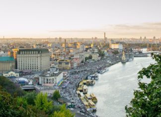 Kyjev – co navštívit v ukrajinském městě pro dobrodruhy? Kyjev a pobřeží řeky Dněpr na Ukrajině | serhiinikolaienko/123RF.com
