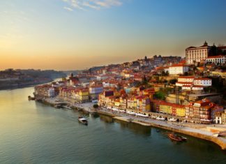 Zajímavá místa a památky v portugalském Portu Město Porto u řeky Douro | neirfy/123RF.com