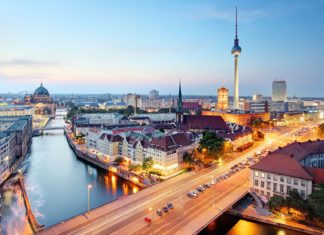 Akce: Z Bratislavy do Berlína za 4.99 euro! Noční panorama Berlínu | tomas/123RF.com