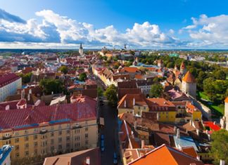 Kam se vydat v Tallinnu – památky a zajímavá místa Panorama Tallinu v Estonsku | scanrail/123RF.com