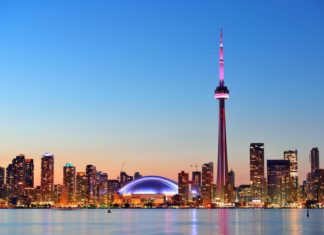 Toronto – kam se vydat za kulturou a památkami? Panorama Toronta při západu Slunce | rabbit75123/123RF.com