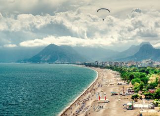 Turecká Antalya – zajímavá místa a památky Pláž na pobřeží Antalye v Turecku | amoklv/123RF.com