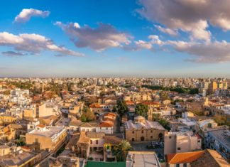 Zajímavá místa v Nikósii, která musíte vidět! Pohled na město Nikósie na Kypru | kirillm/123RF.com