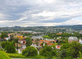 Kam v Trondheimu – co navštívit a vidět? Pohled na Trondheim v Norsku | lubastock/123RF.com