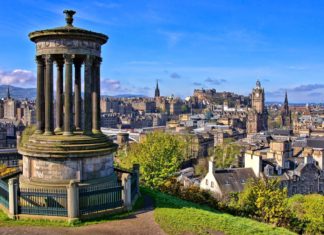 Zajímavá místa a památky v Edinburghu Letecký pohled na historické centrum Edinburghu | jenifoto/123RF.com