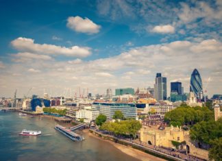 Zpáteční letenky z Brna do Londýna za 985 Kč Letecký pohled na město London | sborisov/123RF.com