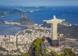 Rio de Janeiro – zajímavá místa ve městě karnevalů Letecký pohled na Rio De Janeiro v Brazílii | marchello74/123RF.com
