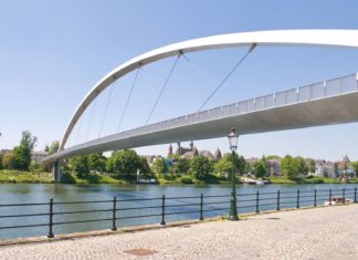 Holandsko: Maastricht letenky z Brna od 299 Kč! Moderní vysoký most v Maastrichtu | grafistart/123RF.com