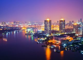Bangkok – zajímavá místa a památky ve městě, které nespí Noční panoramatický pohled na Bangkok | tomgigabite/123RF.com