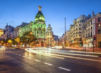 Zpáteční letenky Madrid Bratislava v létě za 50 euro! Obchodní čtvrť Gran Via v Madridu | sepavo/123RF.com