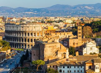 Kam v Římě – zajímavá místa a památky aneb co navštívit a vidět? Panorama Říma v Itálii | sborisov/123RF.com