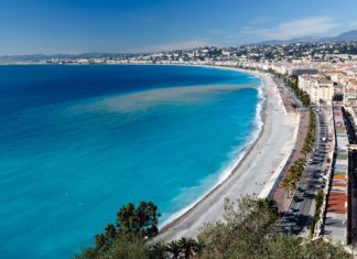 Zajímavá místa a památky ve francouzském Nice Pobřeží města Nice ve Francii | anshar/123RF.com