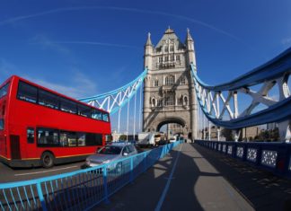 Letenky do Londýna z Ostravy již od 459 Kč Tower Bridge s červeným autobusem v Londýně | samot/123RF.com