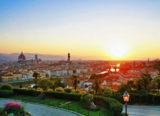 Kam ve Florencii? Za památkami i zábavou! Západ slunce s výhledem na Florencii | off/123RF.com