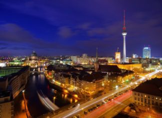 Zpáteční letenky z Bratislavy do Berlína pod 20 euro Berlín v noci | lianem/123RF.com