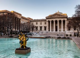 Volotea: Francie a Itálie i zpátečně z Prahy od 131 Kč !!! Justiční palác v místě Montyon v Marseille | anshar/123RF.com