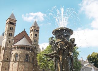 Holandsko letenky: Maastricht z Brna od 299 Kč! Kašna na náměstí Vrijthof v Maastrichtu | artanika/123RF.com