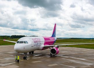 WizzAir dnes rozdává druhé sedadlo za polovinu!!! Letadlo Wizzair na letišti v Mnichově | dmitr86/123RF.com