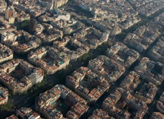 Kam v Barceloně – zajímavá místa a památky aneb co navštívit a vidět? Letecký pohled na Barcelonu | natursports/123RF.com