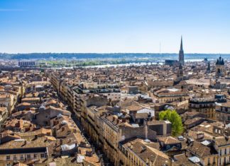 Z Prahy do Francie s Volotea od 269 Kč za obě letenky! Letecký pohled na město Bordeaux ve Francii | marcociannarel/123RF.com