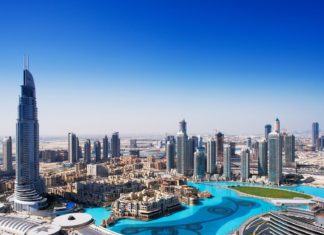Kam v Dubaji – zajímavá místa a památky aneb co navštívit a vidět? Panorama Dubaje | sophiejames/123RF.com