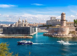 Francie: letenky do Marseille za 184 Kč Saint Jean hrad a katedrála de la Major v Marseille | bloodua/123RF.com