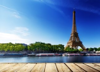 Letenky z Prahy do Paříže od 784 Kč i v červenci Výhled z nábřeží na Eiffelovu věž v Paříži | iakov/123RF.com