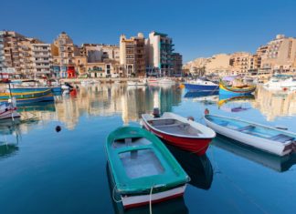 Letenky z Prahy na Maltu a zpět za 3 690 Kč Barevné rybářské lodě na ostrově Malta | leonidtit/123RF.com