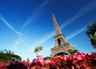 Zpáteční letenky z Prahy do Paříže za 1 837 Kč Slunečné ráno a Eiffelova věž | iakov/123RF.com