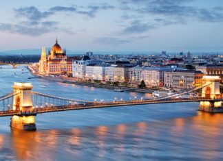 Co navštívit v Budapešti – zajímavá místa a památky k vidění Noční pohled na Budapešť | tomas1111/123RF.com