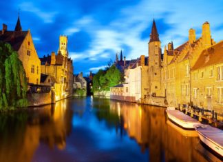 Bruggy – kam se vydat a co vidět? Noční pohled na kanálu v Bruggách | shalamov/123RF.com