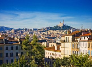 Akce: z Prahy do Francie s Volotea od 54 Kč za obě letenky! Pohled z La Gare na Marseille | anilah/123RF.com