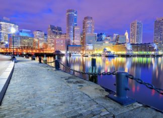 Kam se vydat a co vidět v Bostonu? Panorama Bostonu z přístavu | sepavo/123RF.com