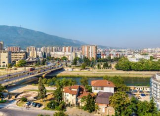 Makedonská Skopje – kam se vydat a co vidět? Panorama Skopje v Makedonii | elec/123RF.com